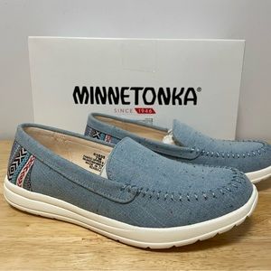 New Minnetonka Discover Women’s Size 7 Blue Denim 61035